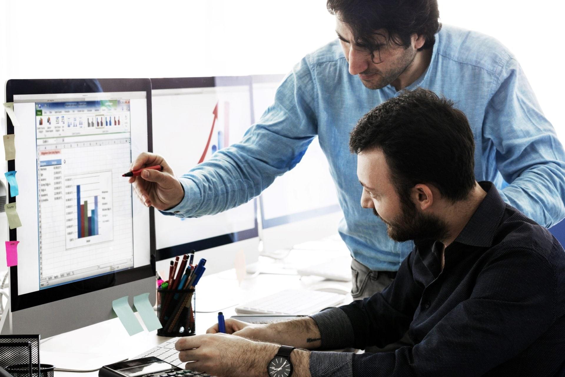 Team analyzing charts on a computer for restructuring home loans with top restruct experts.